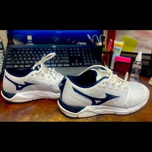 Like new Mizuno vball shoes